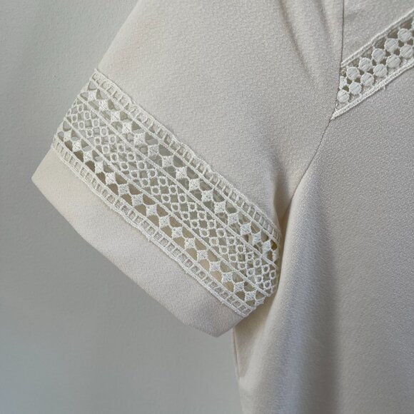 White short sleeve top with lace detailing in size XS - Picture 4 of 8